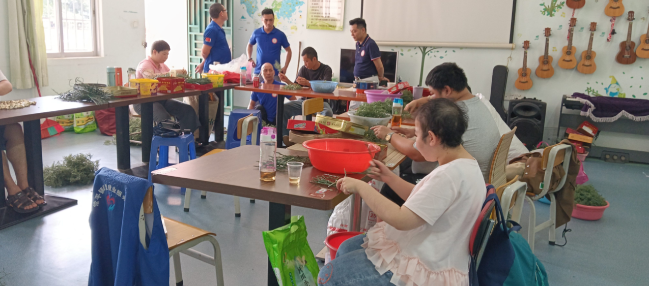 蓝天救援志愿者服务队慰问残疾人